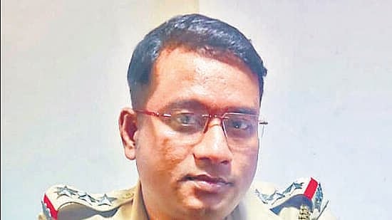Mumbai: Retired constable's son wears uniform to con people, held - Vimarsana News