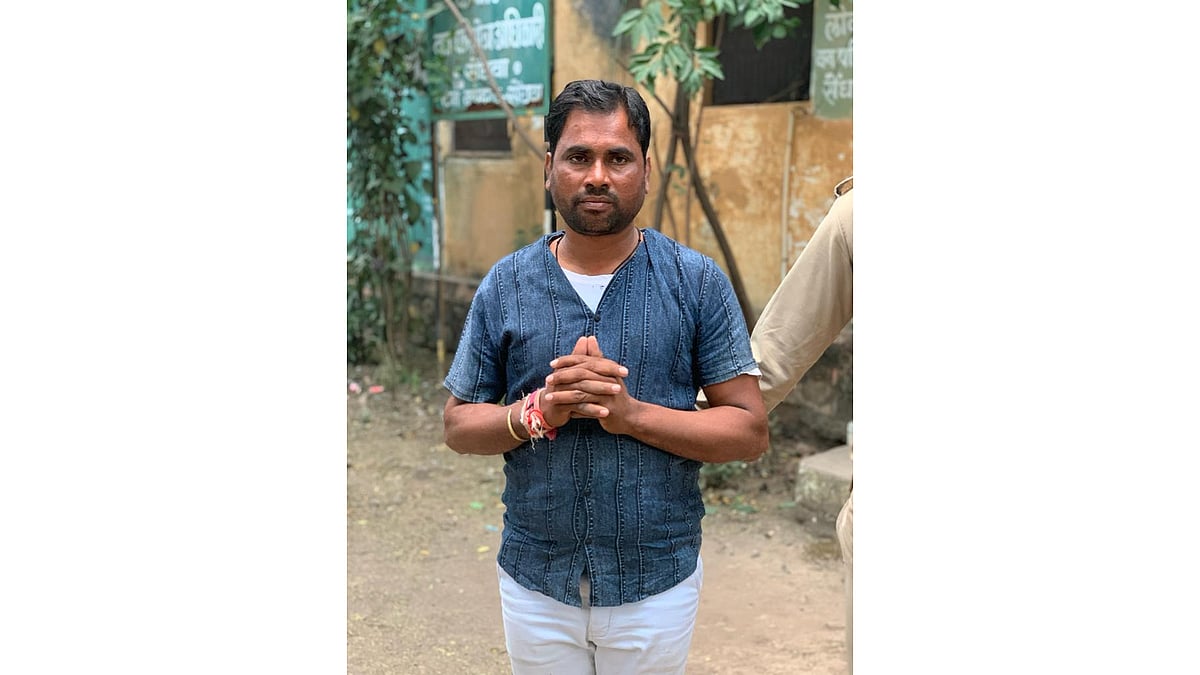 Sendhwa: Notorious wood smuggler nabbed - Vimarsana News