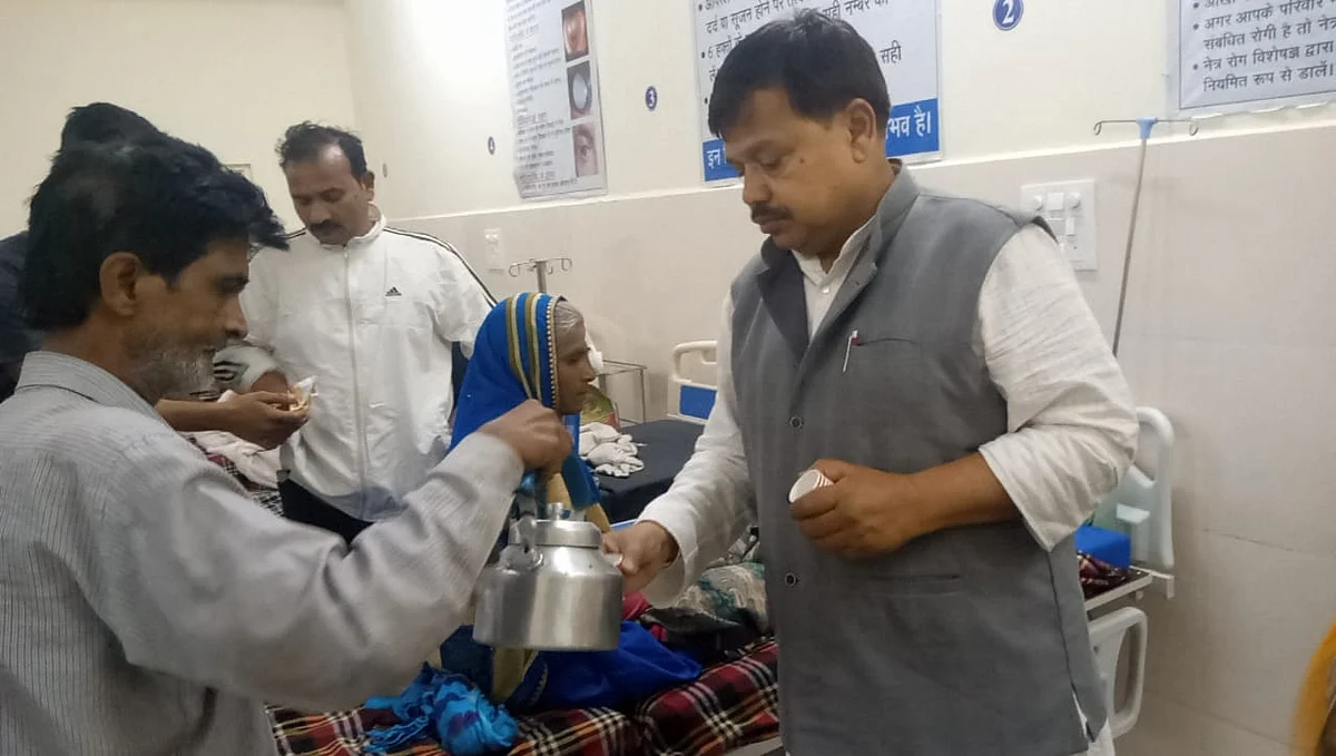 Tomar also served breakfast to the patients