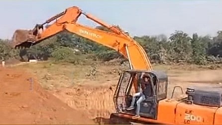 Madhya Pradesh: Machines being used to deepen pond instead of men in Chhatarpur - Vimarsana News
