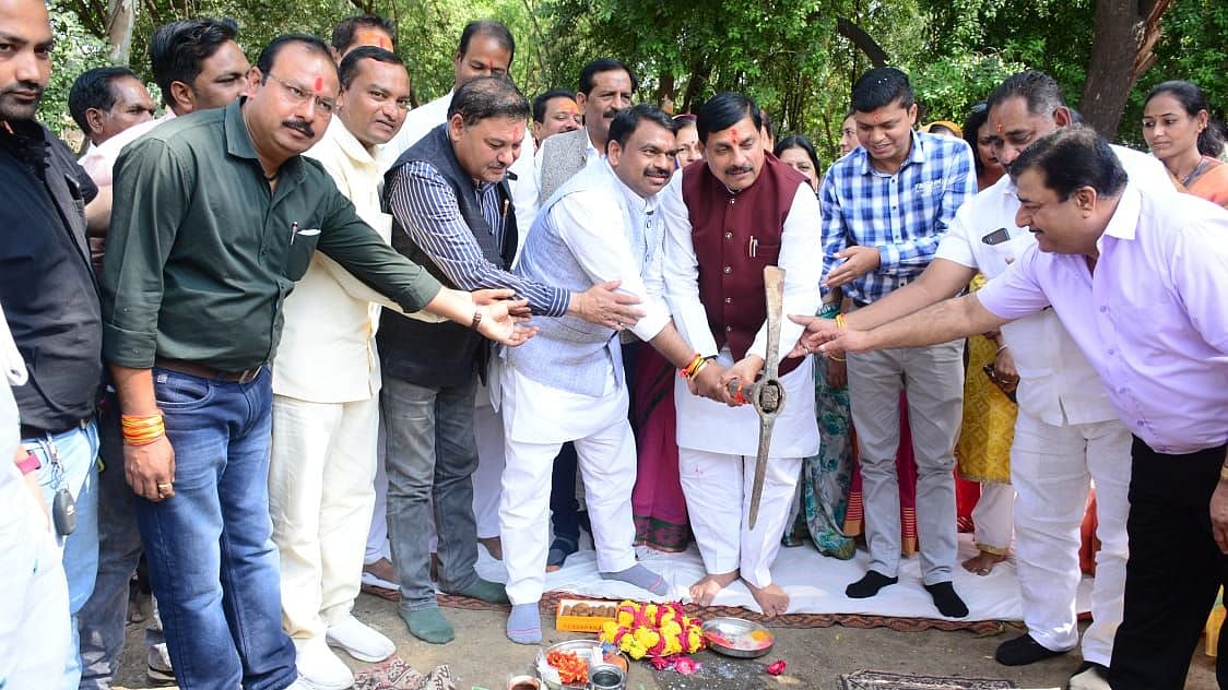 Ujjain: Bhoomi-pujan performed for development of 'Nagar Van' - Vimarsana News