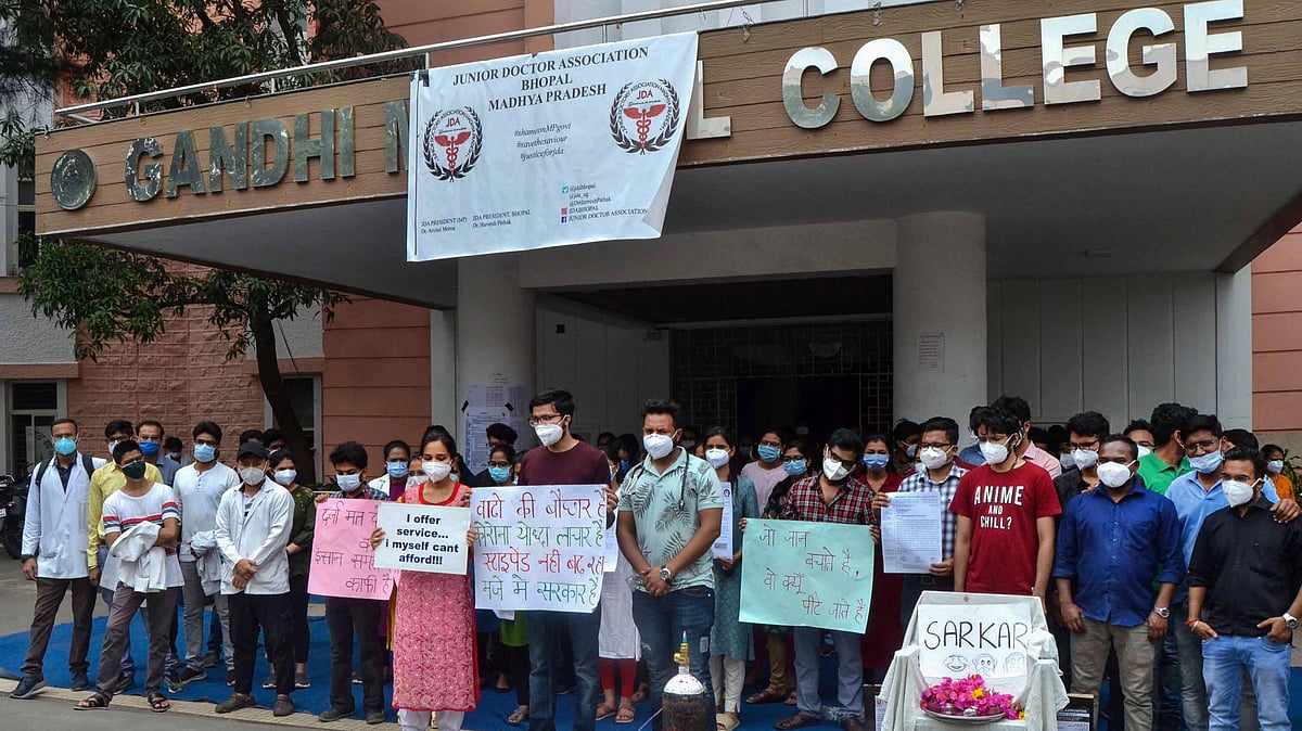 MP: Medical fraternity protests against proposal to post bureaucrats in medical colleges - Vimarsana News