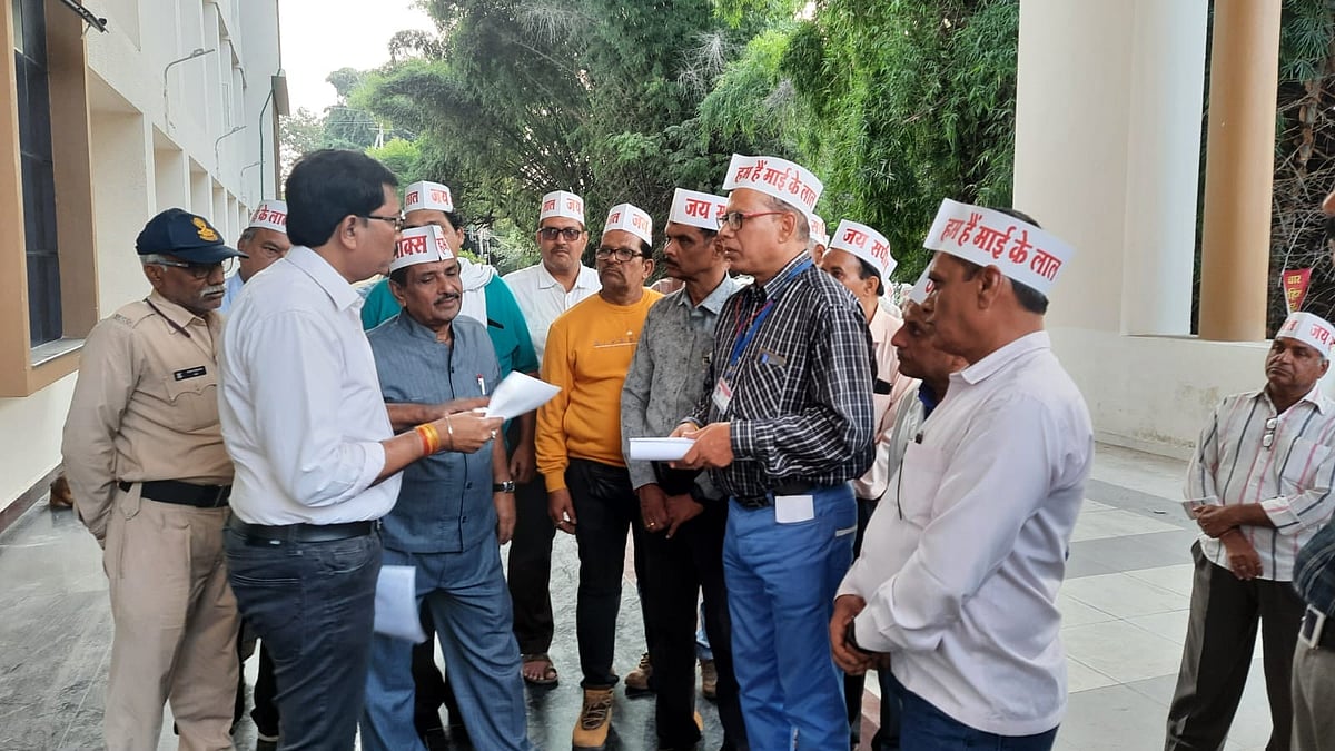 Ujjain: SAPAKS reiterates its demand of no reservation in promotion, submits memo - Vimarsana News