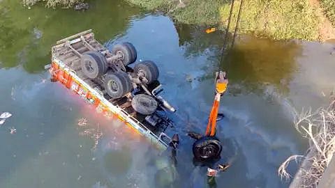 Ujjain: One dies, 2 missing as truck falls off bridge over Chambal - Vimarsana News