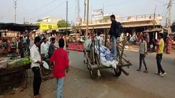 MP: Elated RTI activist reaches civic body office with band and bullock-cart to collect 9,000-page information in Shivpuri - Vimarsana News