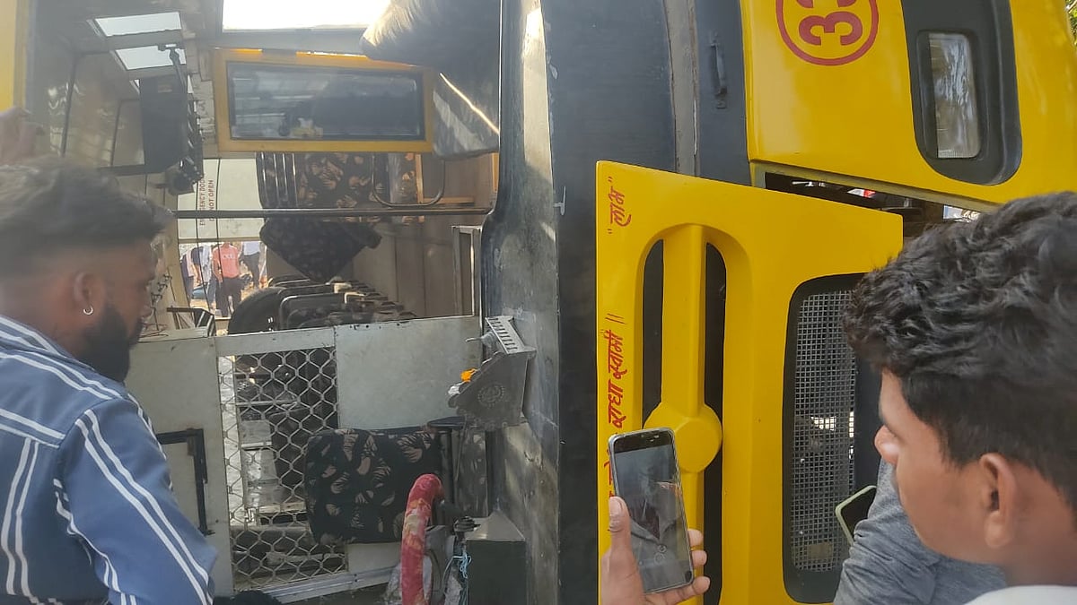 Indore: Six students injured as college bus overturns - Vimarsana News