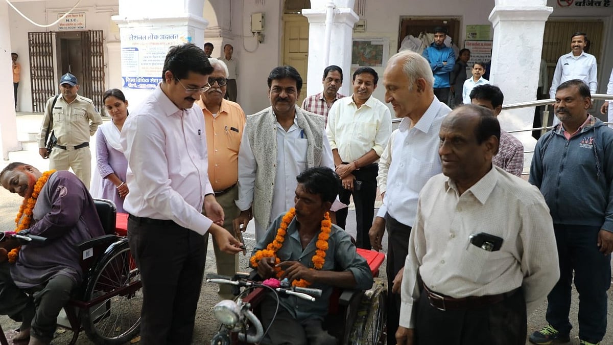 Dewas: Collector distributes electric vehicle - Vimarsana News