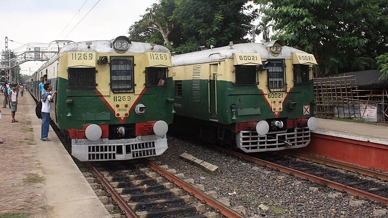 West Bengal: Two teenagers mowed down by local train while clicking selfie - Vimarsana News