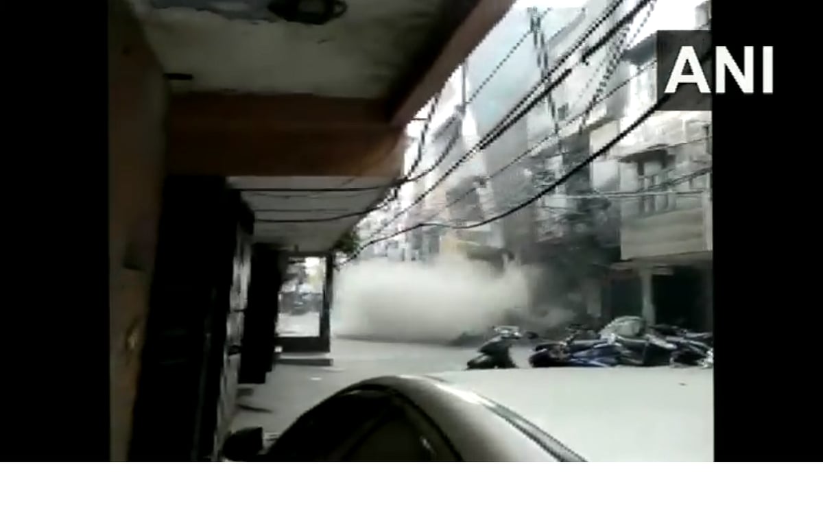 Dramatic visuals of building collapse in Delhi's Shastri Nagar caught on camera - Vimarsana News