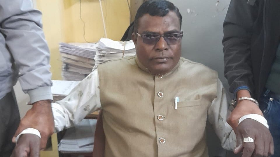 Madhya Pradesh: SDM office employee caught accepting Rs 30,000 bribe in Neemuch - Vimarsana News