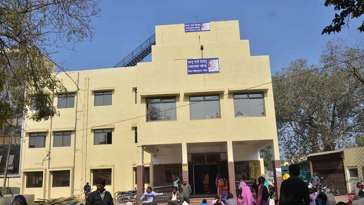 Madhya Pradesh: Newborn dies after birth, kin blame hospital management in Sehore - Vimarsana News