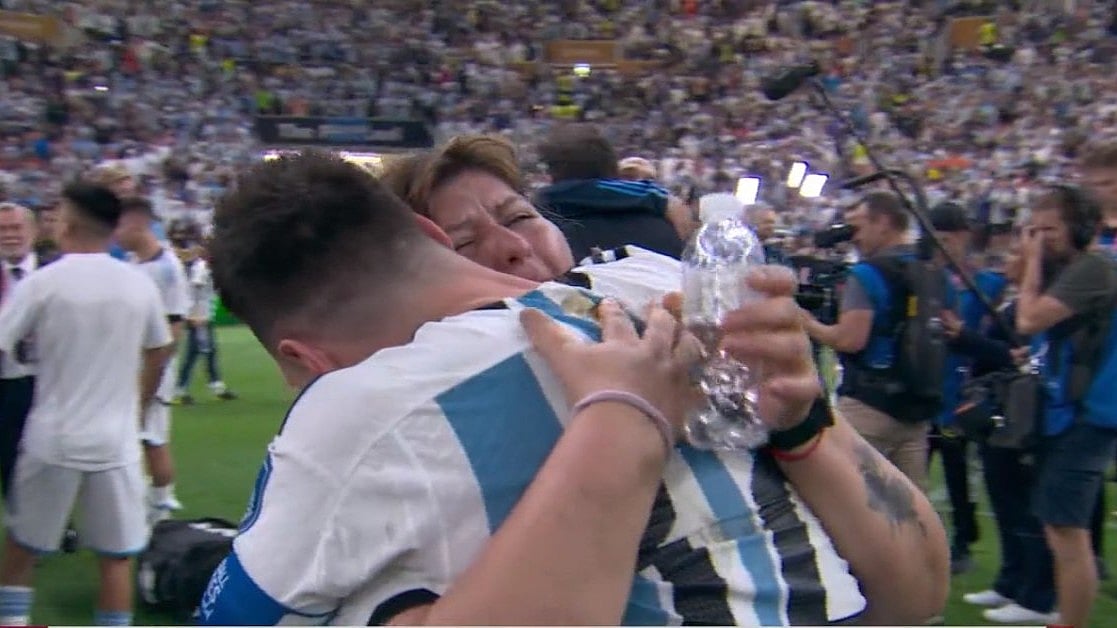 Watch Lionel Messi S Mother Embraces Son After Argentina Win Fifa