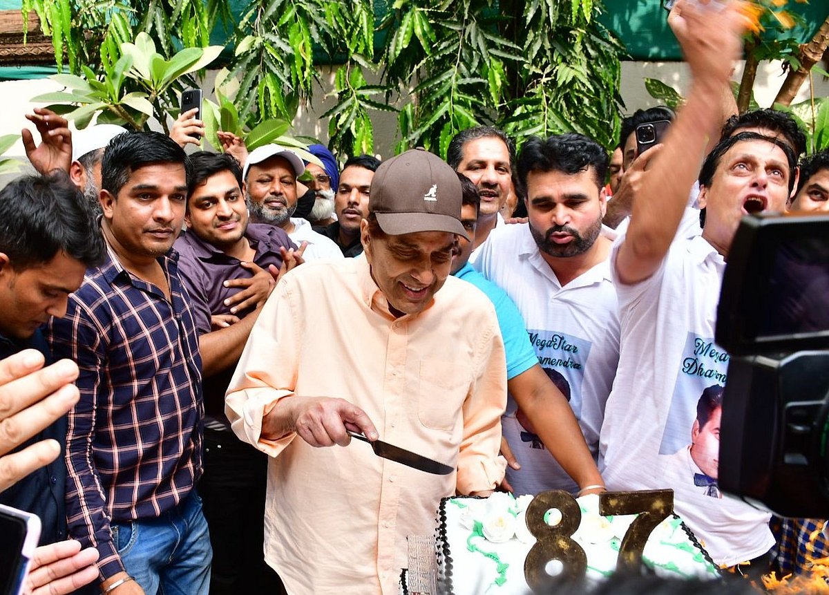 Dharmendra celebrates his birthday with fans in Mumbai