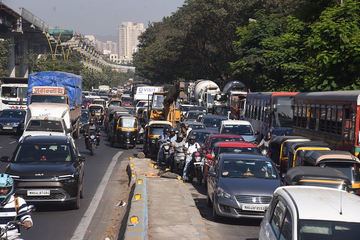 Mumbai: New barricade rammed, traffic chaos at King's Circle - Vimarsana News