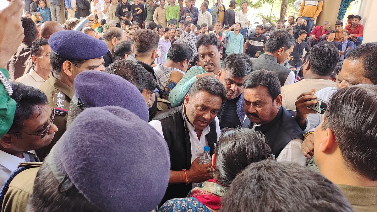 Congress leaders argue with woman SDM