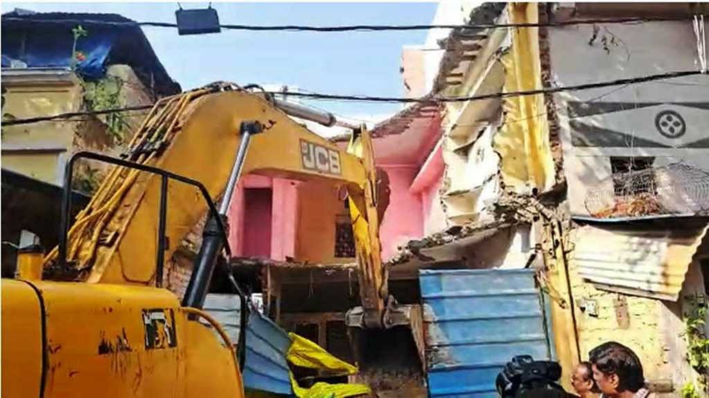 Indore: Five illegal structures of drug peddlers razed - Vimarsana News