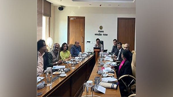 Central delegation meets Madhya Pradesh government officers to further good governance collaboration - Vimarsana News