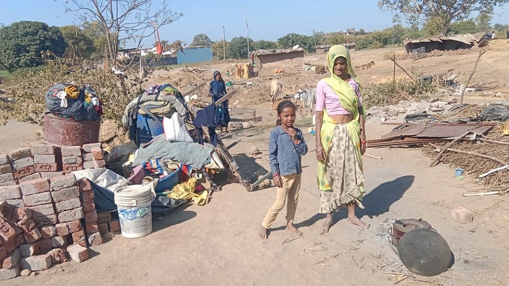 Madhya Pradesh: Refusal to bribe, forces tribals to stay under the sky in bone-chilling weather in Sardarpur - Vimarsana News