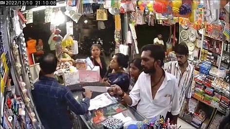 Watch: Drunk goon flashes knife at shopkeeper in Thane, takes bottle of deodorant after threatening him; residents say 'such incidents common here' - Vimarsana News