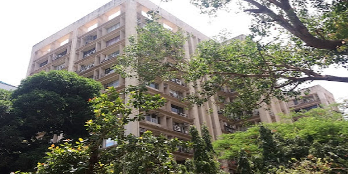 Mumbai Part of slab on the rear end of Raheja Chambers in Nariman Point collapses, no injuries