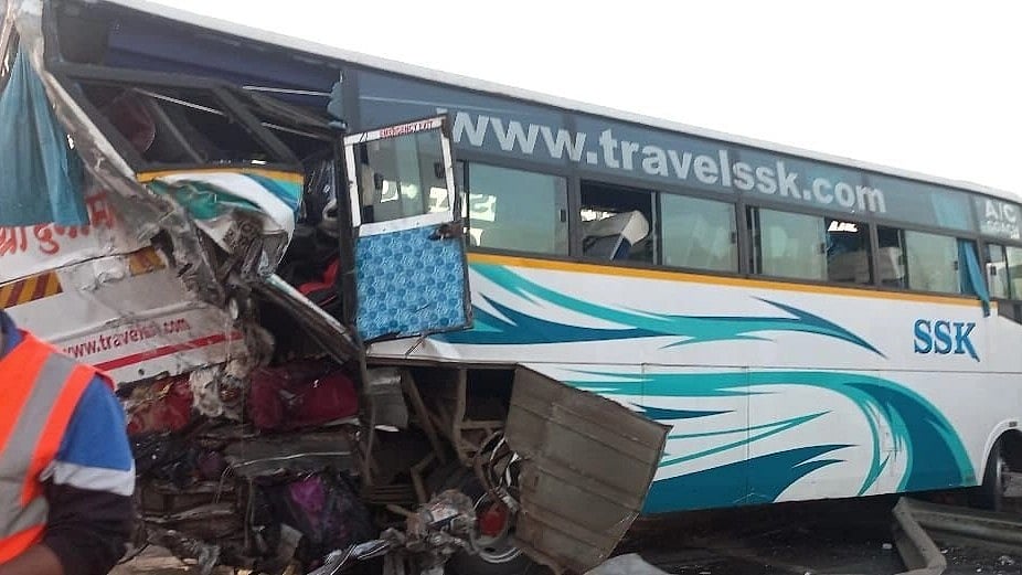 1 dead, 10 injured as private bus, trailer collide on Mumbai-Pune Expressway - Vimarsana News