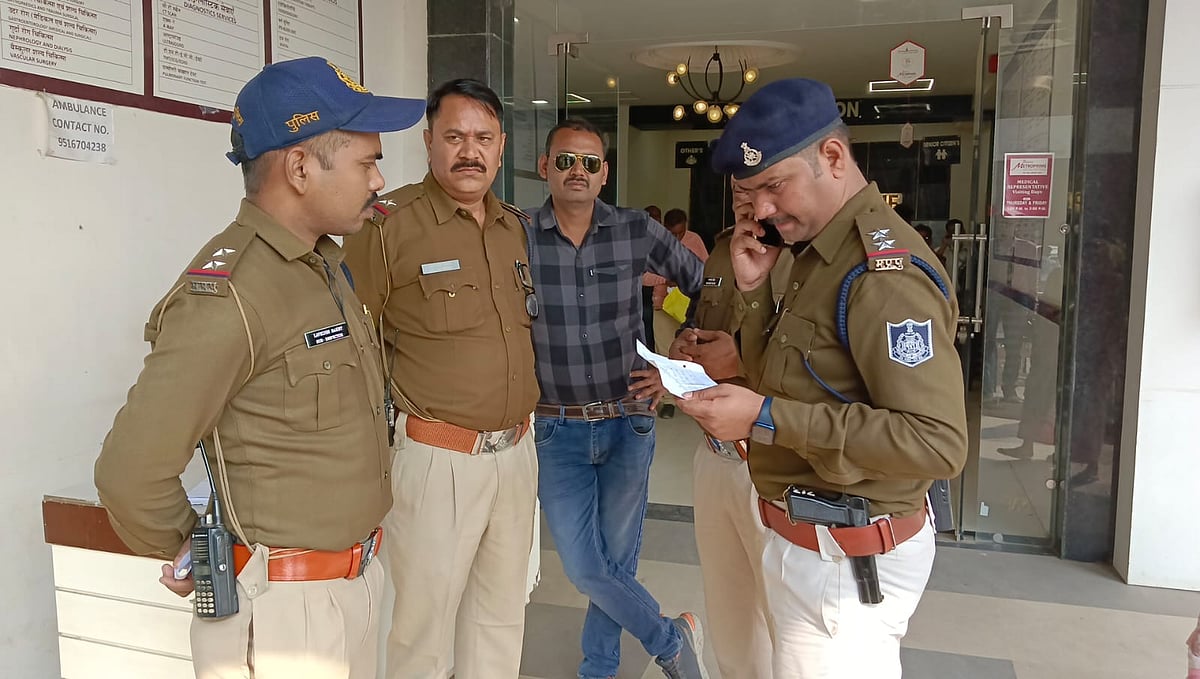 Madhya Pradesh: Bus driver dies after suffering heart attack while driving, 6 passengers injured as vehicle rams into other cars - Vimarsana News