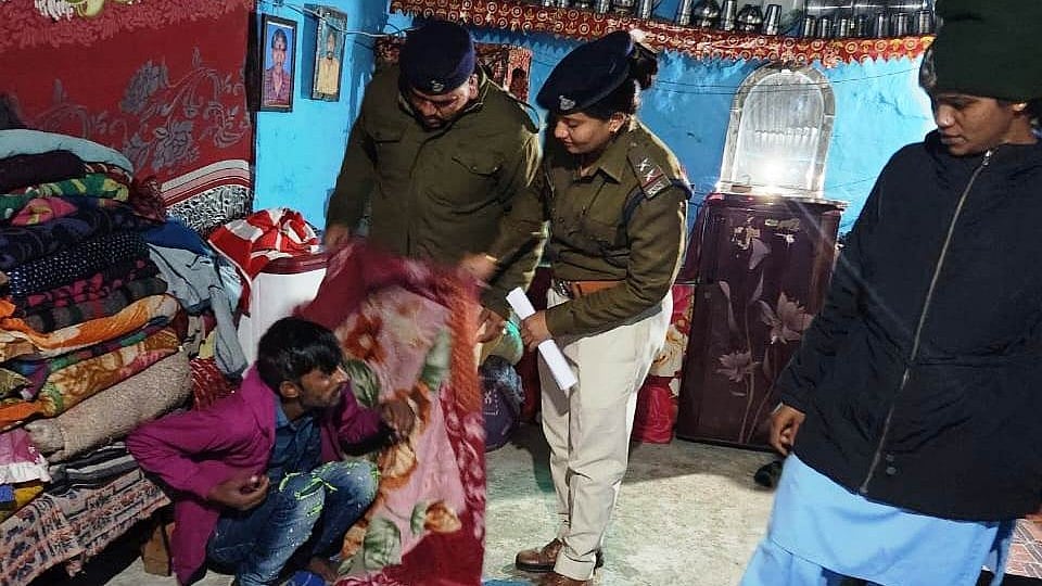 Indore: Criminal hides under quilt to evade arrest - Vimarsana News
