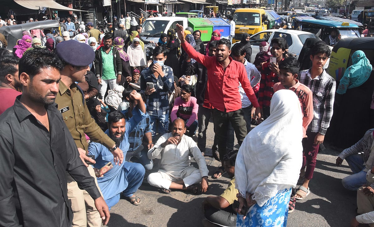 Bhopal: Shanty dwellers block road against anti-encroachment drive - Vimarsana News