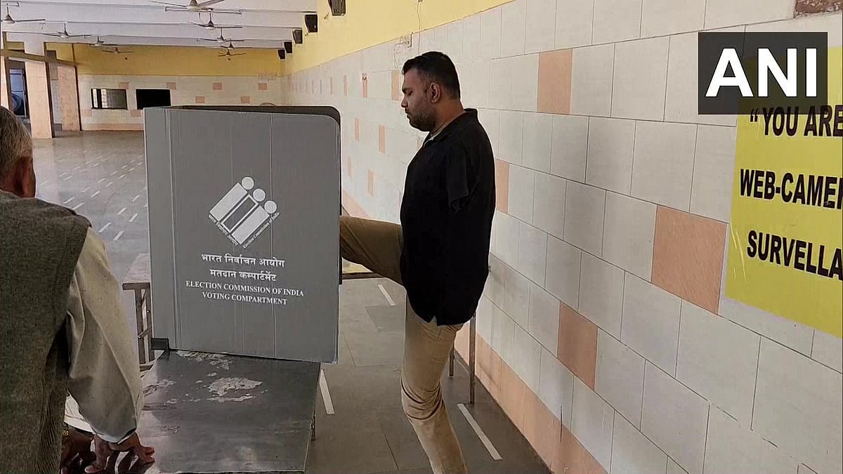 Gujarat Assembly Polls: Man votes for polls using feet after losing both hands - Vimarsana News
