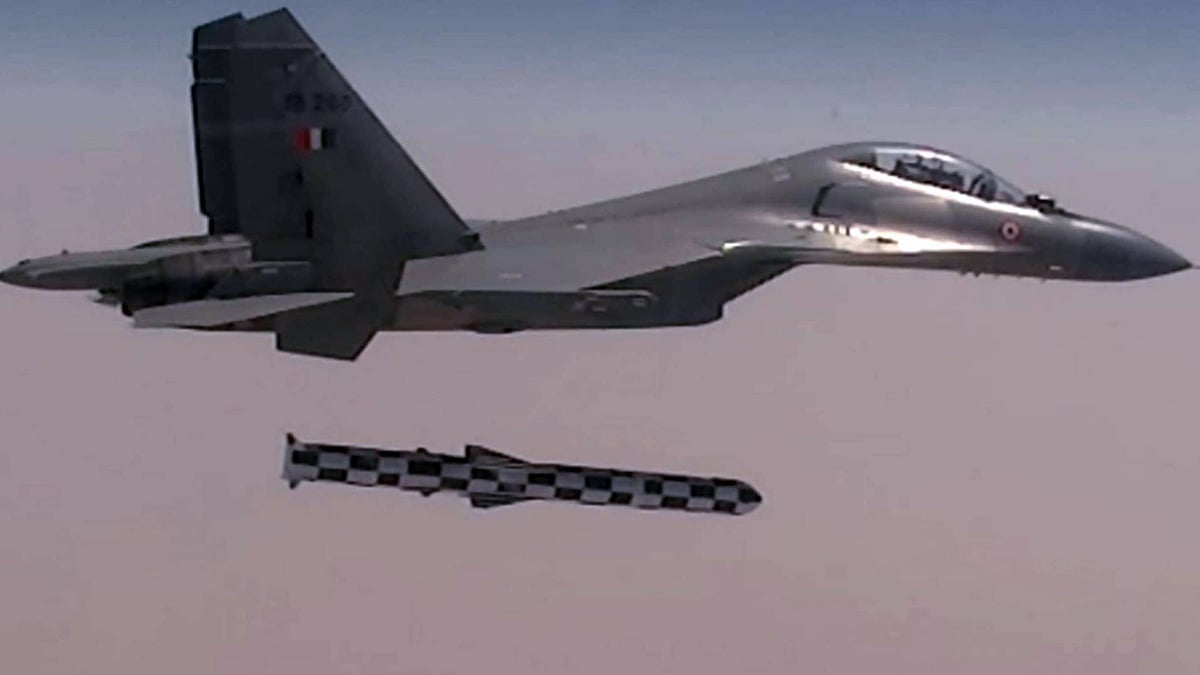 WATCH: IAF successfully test fires Brahmos Air Launched missile from SU-30MKI fighter jet - Vimarsana News