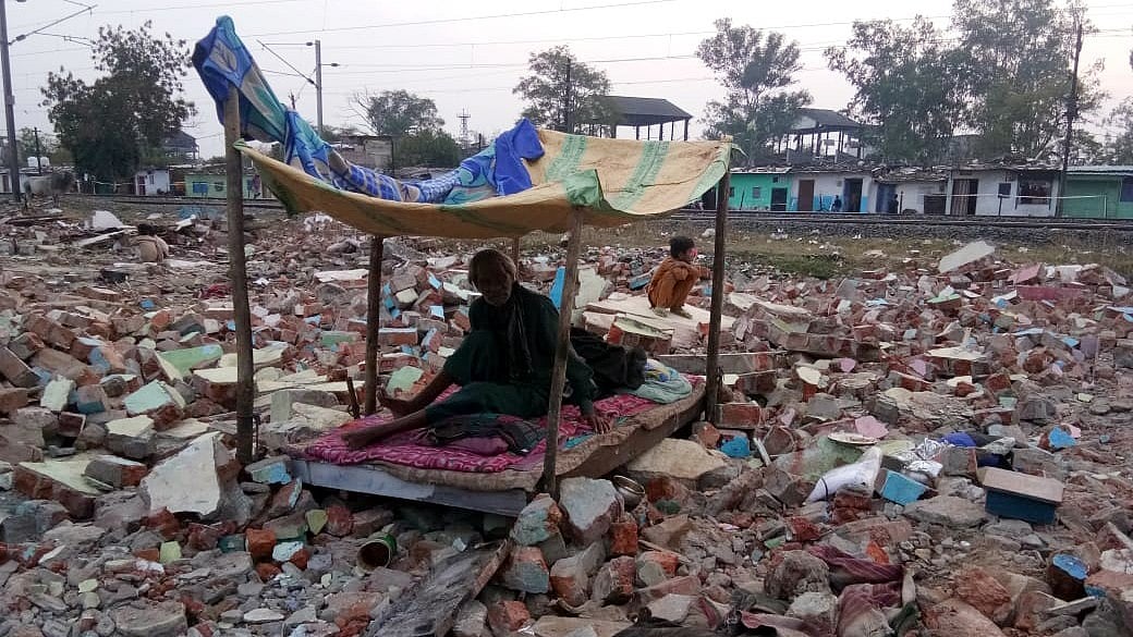 3rd Railways track: For now, slum dwellers have no option but to sleep under the sky - Vimarsana News