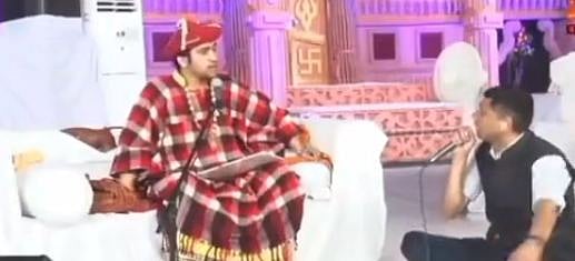 Did Bageshwar Dham Sarkar 'miraculously' disclose personal info of TV reporter in Satsang? Netizens say 'details were available on journalist's FB profile' - Vimarsana News