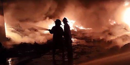 Pune: 19 patients, staff of private hospital evacuated after fire in adjacent scrap yard - Vimarsana News