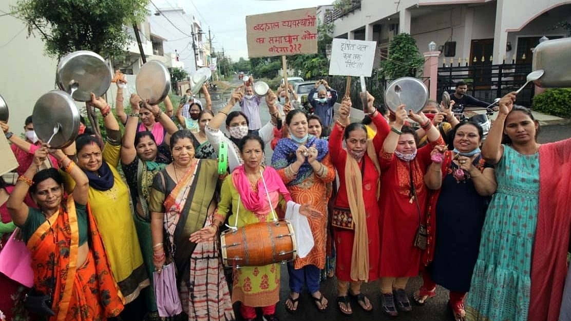 Madhya Pradesh: In Agar, Anganwadi workers, assistants beat plates to draw government attention towards their demands - Vimarsana News
