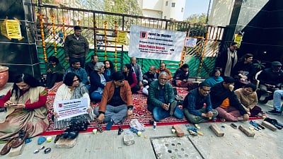 Delhi: Deprived of salaries, DU's Maharaja Agrasen College polish shoes in protest against Kejriwal govt - Vimarsana News