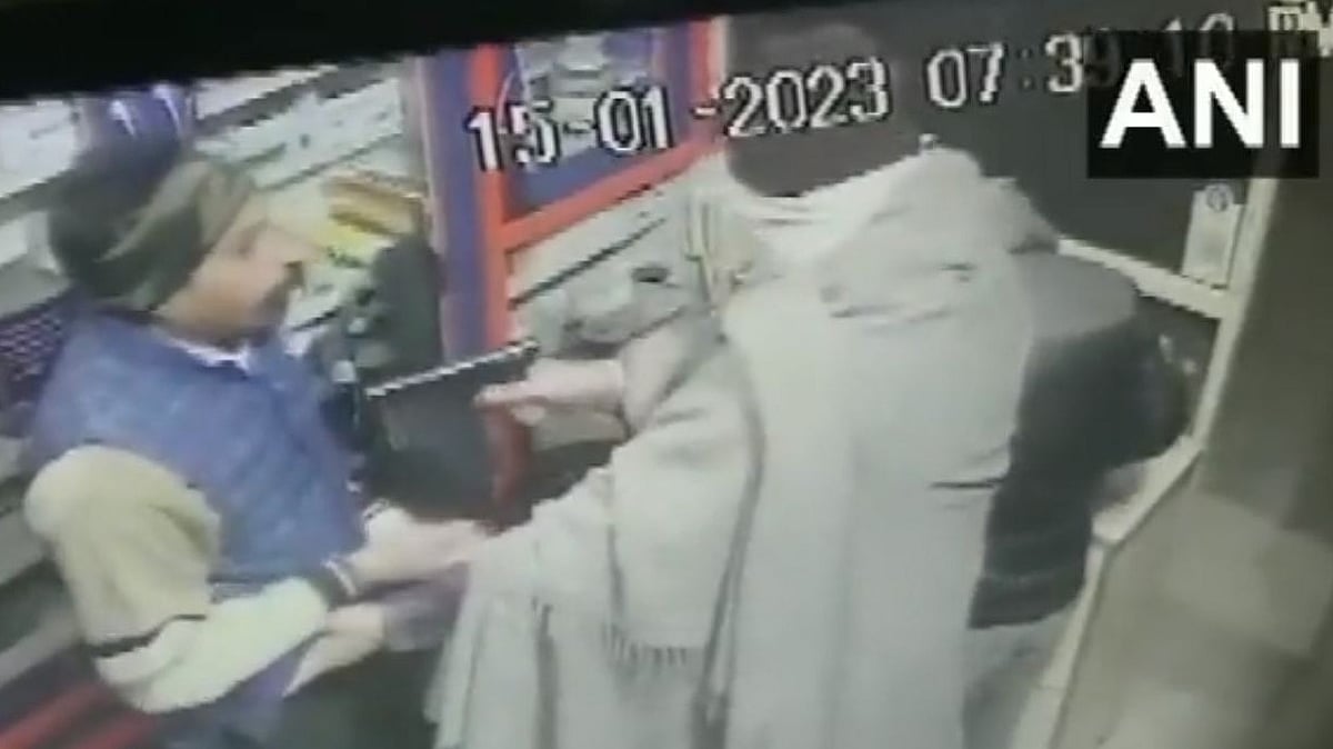 ON CAMERA: 3 men loot ₹ 40,000 at gunpoint from medical shop owner in Punjab's Faridkot - Vimarsana News