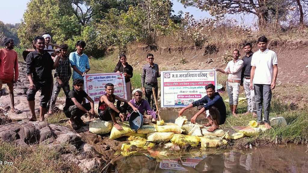 Water conservation: Villagers stop flow of water from pond using sacks in Sendhwa - Vimarsana News