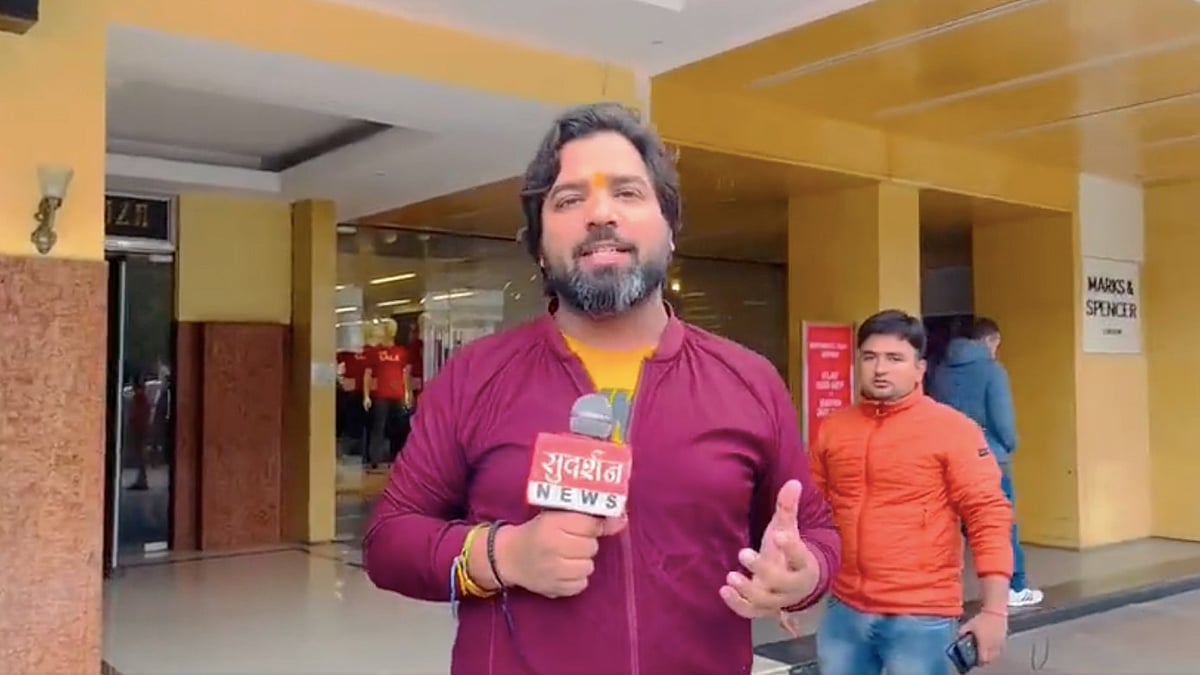 WATCH: News anchor spreads fake news of empty PVR for Pathaan, SRK fan says 'poora theatre full hai'
