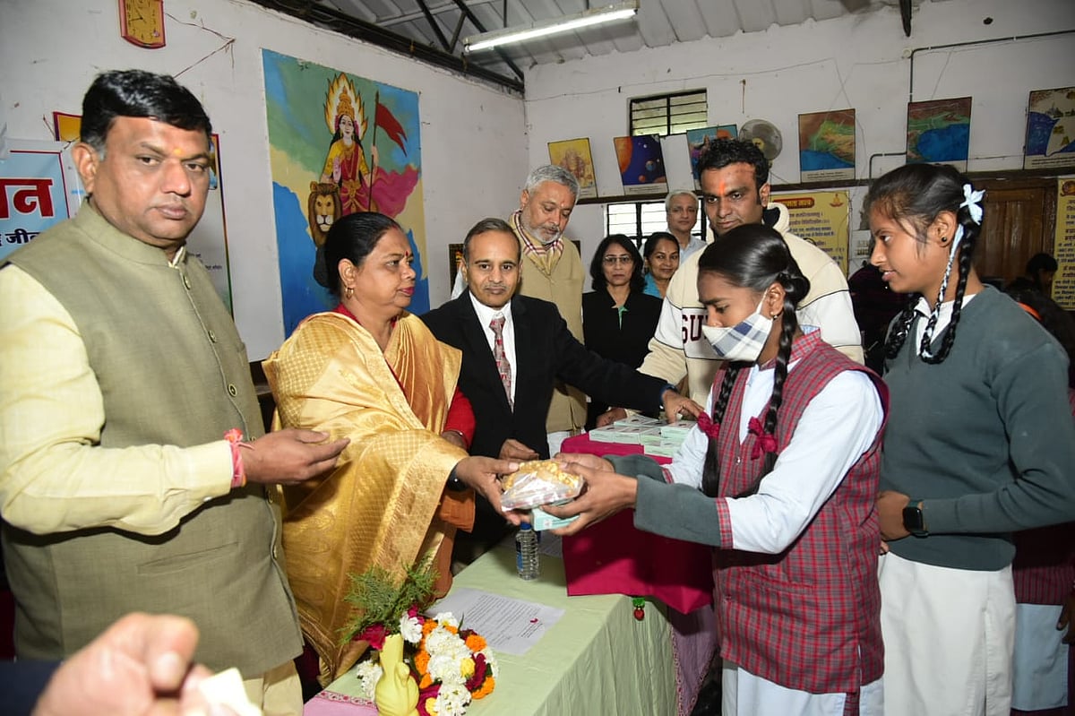 Bhopal: Mayor distributes 'Urja Shakti Patti' to anaemic students - Vimarsana News