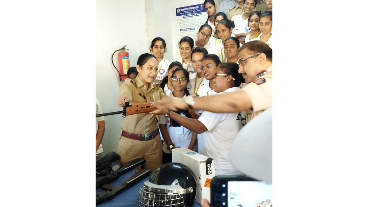 Thane: Joshi-Bedekar college students receive training in weapon handling from police - Vimarsana News