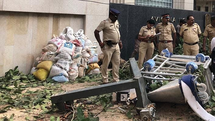 Mumbai: Two glass window cleaners dead after hydraulic lift trolley falls from 15th floor of Avighna Tower in Worli - Vimarsana News
