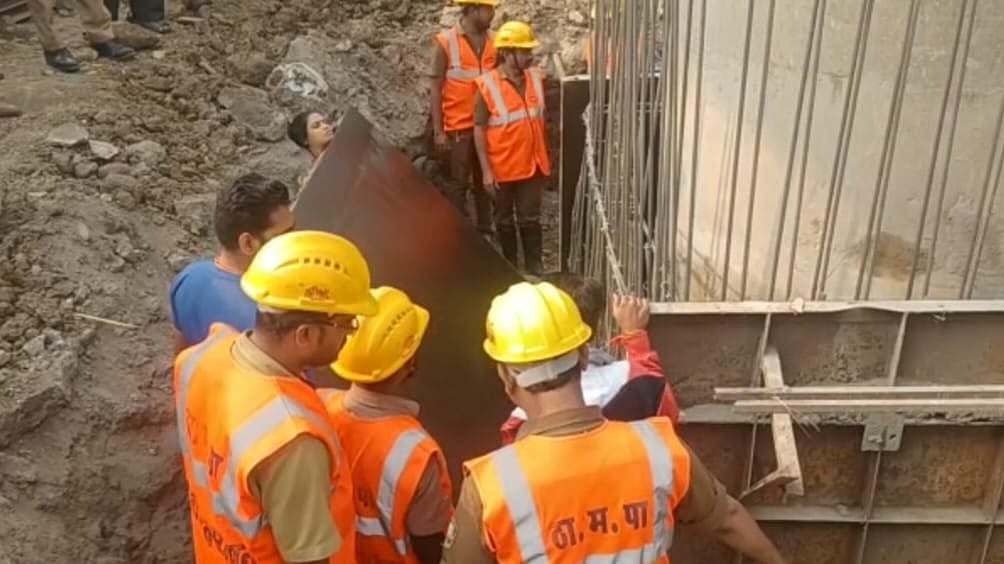 Thane: Woman dies after iron plate of metro girder installed near Viviana Mall falls on her - Vimarsana News