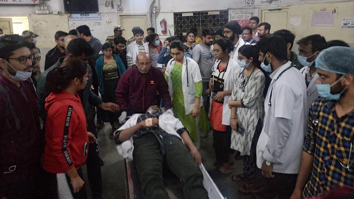 Yavatmal: Resident doctors protest attack on colleagues - Vimarsana News