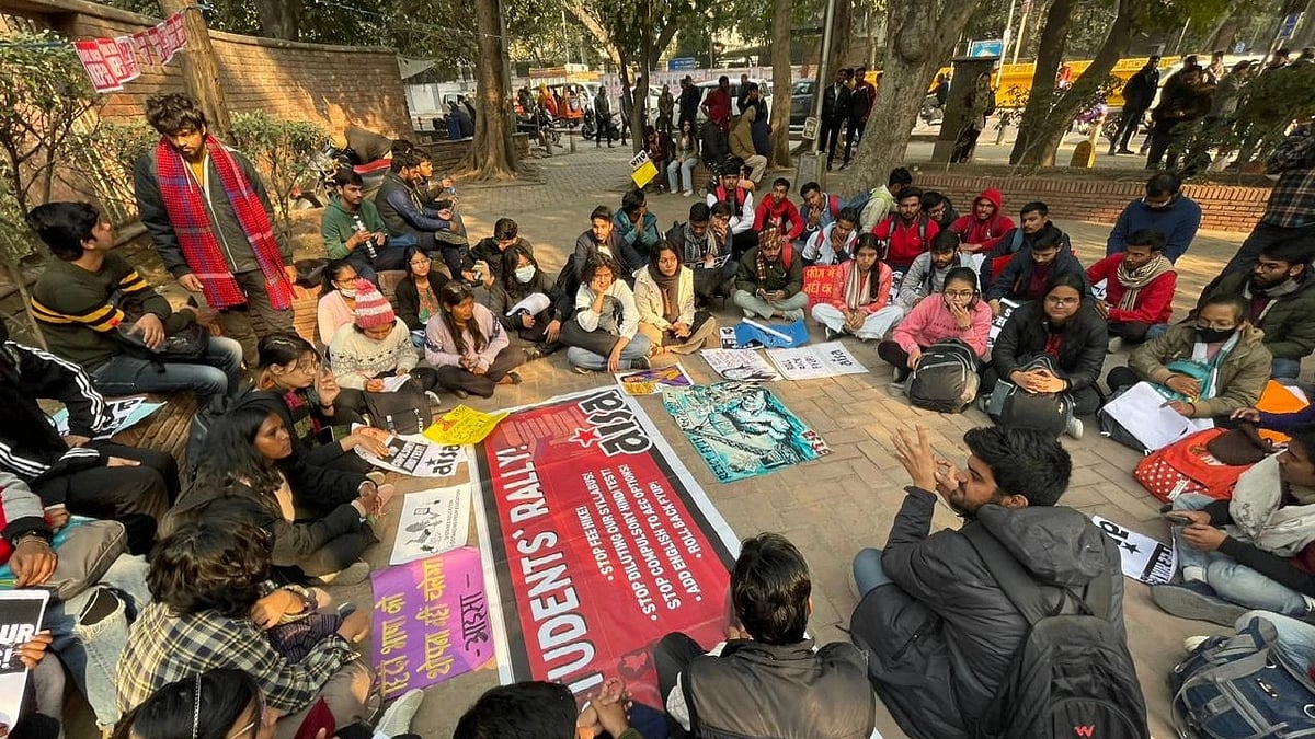 'Stop attack on public education': Delhi University students protest NEP, FYUP - Vimarsana News