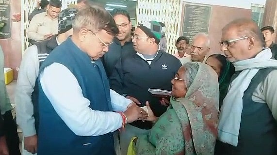 Gwalior: Pradhuman Singh Tomar gives money to an elderly woman, asks her to have breakfast; Congress alleges election malpractice - Vimarsana News