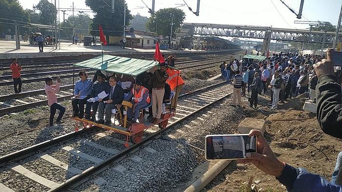 Madhya Pradesh: Train ran at a speed of 100 km per hour during CRS inspection between Khandwa cabin to railway station - Vimarsana News