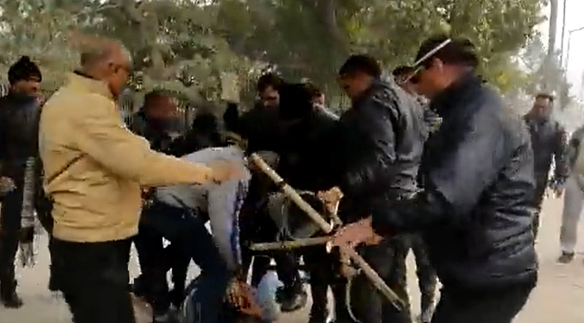 ON CAMERA: Scuffle breaks out between private security guards and vendors near India Gate in Delhi - Vimarsana News