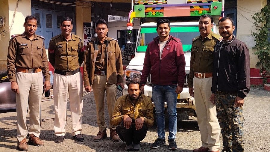 Madhya Pradesh: Vehicle carrying eight cattle illegally seized, driver held in Soyatkalan - Vimarsana News