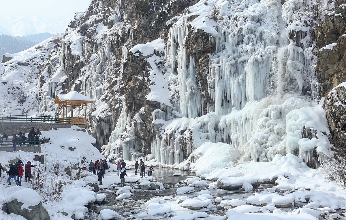 Frosty Wonder: Tourists enjoy frozen waterfall in Kashmir valley - Vimarsana News