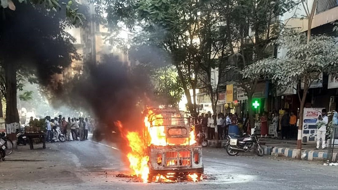 Mumbai: CNG auto rickshaw goes up in flames on Mira Road, no casualties reported - Vimarsana News